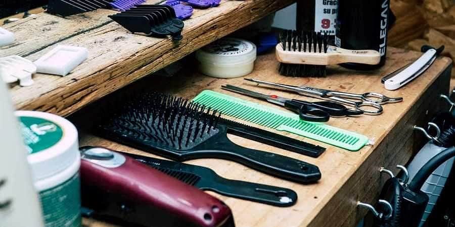 கஜா பாதிப்பு: மின் வாரிய ஊழியர்களுக்கு கைம்மாறு செலுத்தும் முடிதிருத்தும் இளைஞர்கள்