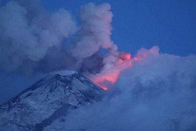 இத்தாலியின் சிசிலி தீவில் ஏற்பட்ட திடீர் நிலநடுக்கம்: எட்னா எரிமலை வெடிப்பு!