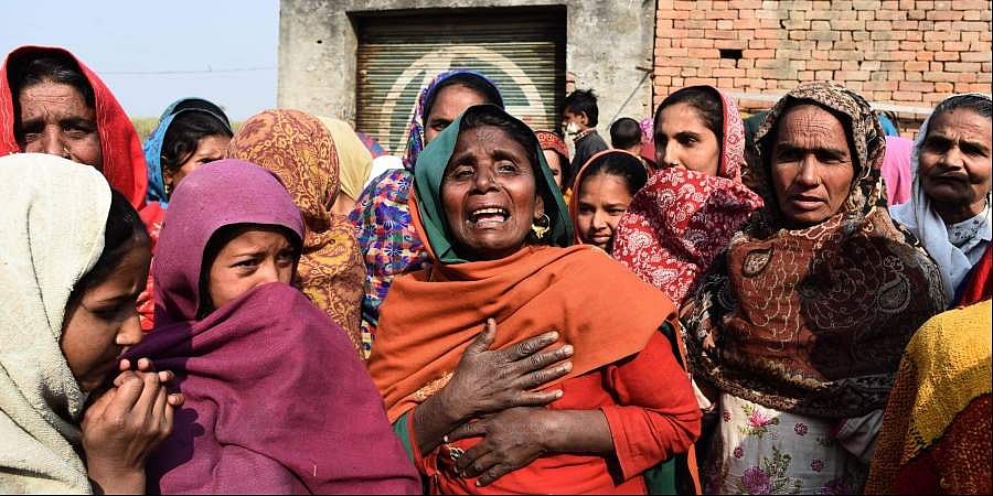 பெண்களை நாற்காலியாக்கி அவர்கள் மீது அமர்ந்தனரா தேசிய புலனாய்வு அமைப்பினர்?