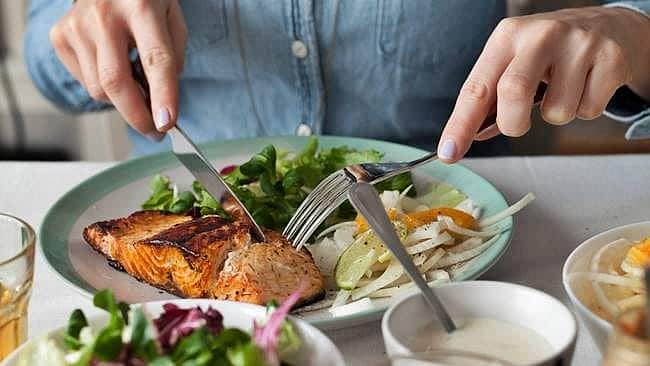 எப்படி உட்கார்ந்து சாப்பிட வேண்டும்?