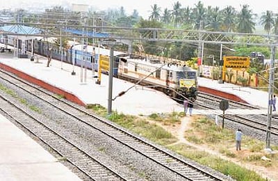 பாபநாசம் ரயில் நிலையத்தில் நிற்காமல் சென்ற ரயில்.. அப்புறம் என்ன?