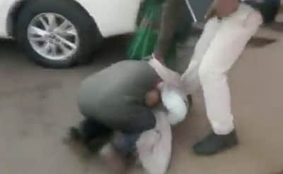 காலில் விழுந்து கதறிய விவசாயி; கண்டு கொள்ளாமல் சென்ற ஆட்சியர் (வைரல் விடியோ) 