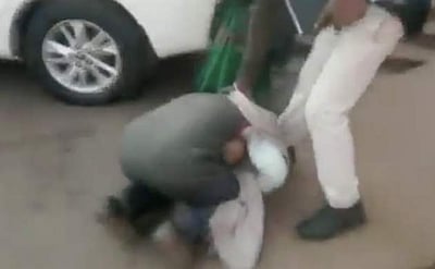 காலில் விழுந்து கதறிய விவசாயி; கண்டு கொள்ளாமல் சென்ற ஆட்சியர் (வைரல் விடியோ) 