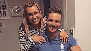 29. மார்ட்டின் கப்டிலை ஒரு தந்தையாக பார்க்க பரவசமாக இருக்கிறது கப்டிலின் மனைவி லாரா!