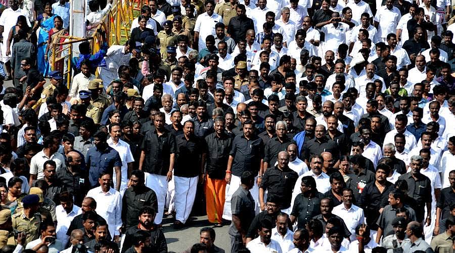 முதல்வர் தலைமையில் அமைதி ஊர்வலம்