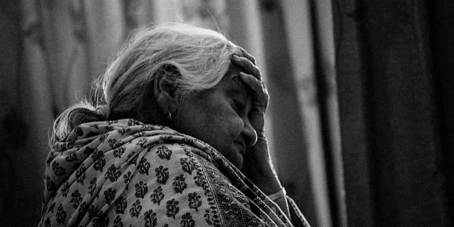 கருணை காட்டாத கஜா புயல்: தமிழக ஆசிரியரின் பெருந்தன்மையான முடிவு