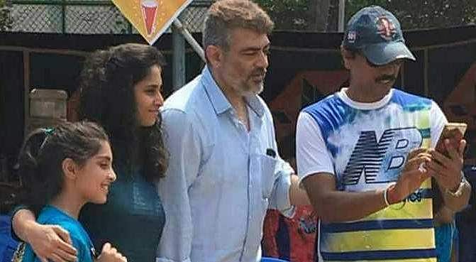 மகள் அனோஷ்காவின் பள்ளிக்கு வந்த நடிகர் அஜித்தின் புகைப்படம் வைரலானது!