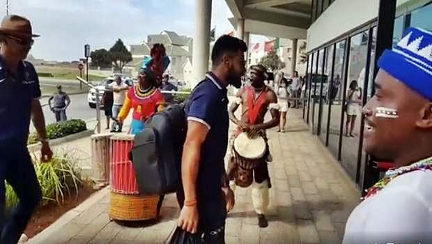 போர்ட் எலிசபத்தில் பாரம்பரிய முறையில் வரவேற்கப்பட்ட இந்திய அணி