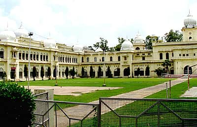 முதலில் காதலர் தினத்திற்கு  கட்டுப்பாடு; பின்னர் மாணவர்களுக்கு சாத்தப்பட்ட கதவு: 'கலகல' பல்கலைக்கழகம்! 