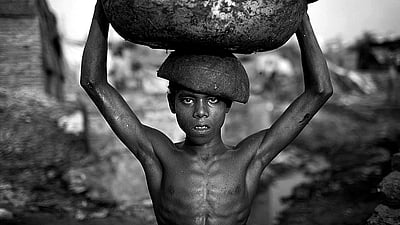 அப்பா வாங்கிய ரூ.5000 கடனுக்காக 20 ஆண்டுகள் கொத்தடிமையாக இருந்த மகன்! மின்வேலிக்குள் முடிந்த குழந்தைப் பருவம்!!