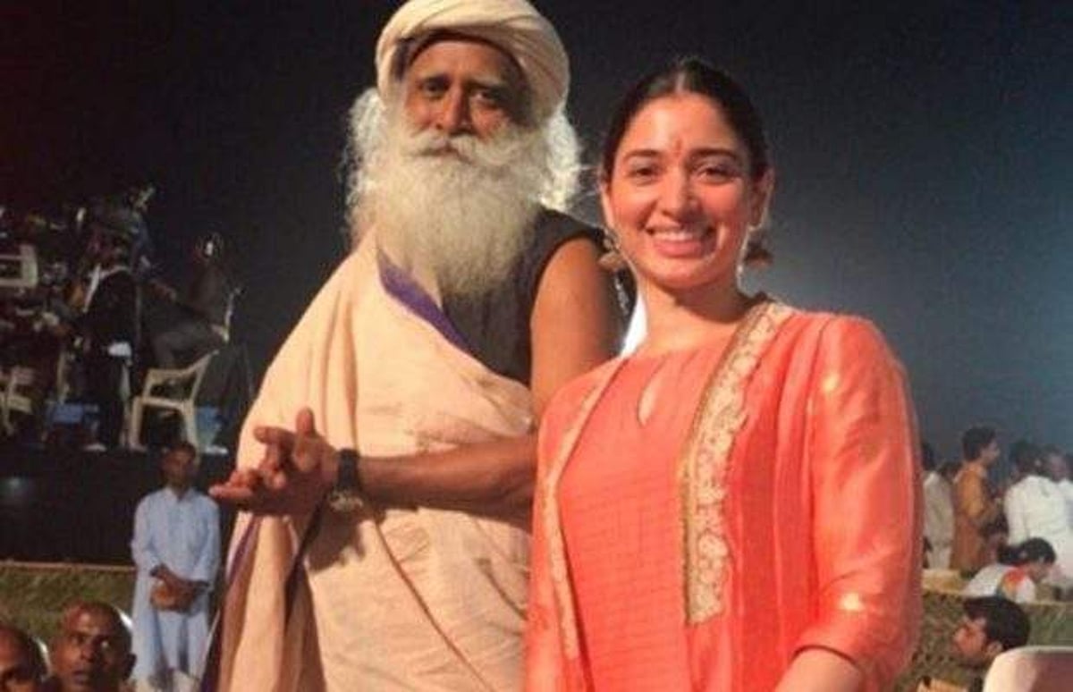 ஈஷா சிவராத்திரி பூஜையில் நடனமாடிய தமன்னா! வைரலாகும் விடியோ!