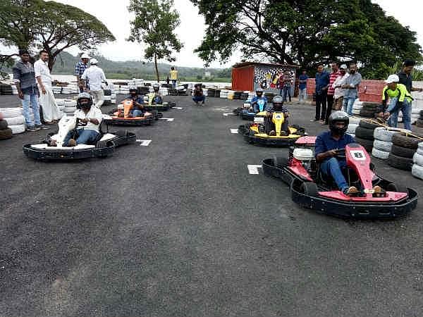 த்ரில் விளையாட்டா? திகில் விளையாட்டா? அநியாயமாக இளம்பெண்ணின் உயிரைப் பறித்த ‘கோ கார்ட்’ ரேஸ்கார்!