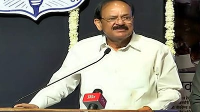 முத்தம் கொடுக்க அனுமதியும், விழாவும் எதற்கு? துணைக் குடியரசுத்தலைவர் வெங்கய்ய நாயுடு