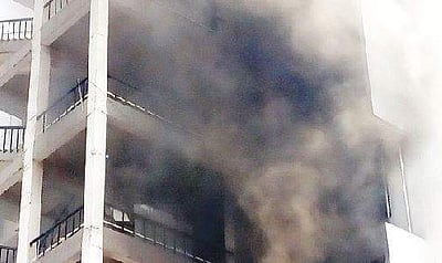 மகளிா் விடுதியில் தீ விபத்து: தரை தளத்தில் மருத்துவம் பாா்த்த போலி மருத்துவா் கைது