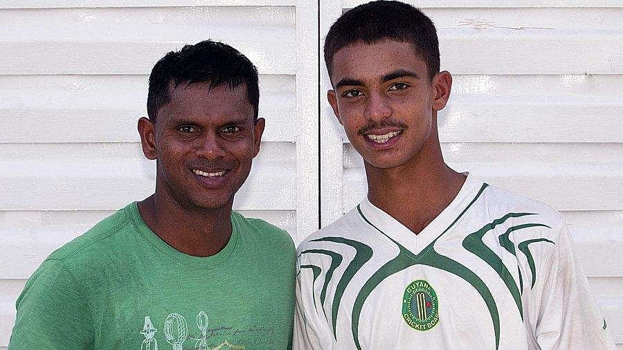 மகனுடன் கிரிக்கெட் போட்டிகளில் பங்கேற்கும் மே.இ. வீரர் சந்தர்பால்!