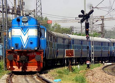 தண்டவாளத்தை கடக்க முயன்றவர்கள் மீது ரயில் மோதி 6 இளைஞர்கள் பலி