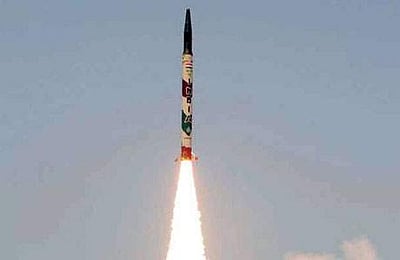 அணு ஆயுதங்களுடன் 5 ஆயிரம் கி.மீ தூரம் பறந்து சென்று தாக்கும் அக்னி ஏவுகணை வெற்றிகர சோதனை 