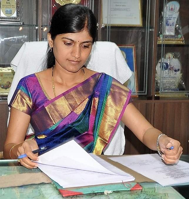 மூதாட்டியை தரையில் கிடத்திய விவகாரம்: இருவர் பணி நீக்கம் 