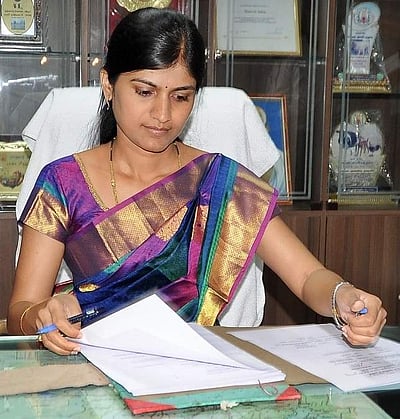 ஆசிரியா் தின விழாவில் தலைமை ஆசிரியா் காலில் விழுந்து ஆசி பெற்ற ஆட்சியா் 