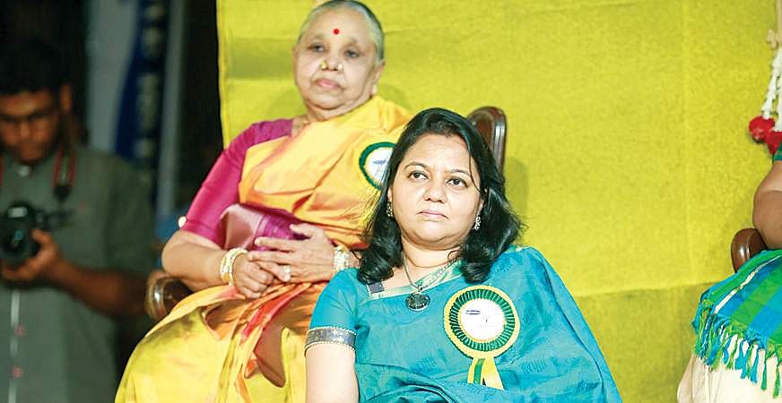 பிரபலங்கள் தங்கள் தாயார் குறித்து எழுதும் தொடர்: அம்மா!