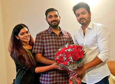 பார்த்திபன் மகள் கீர்த்தனாவை நேரில் சென்று வாழ்த்திய விஜய்! (படங்கள்)