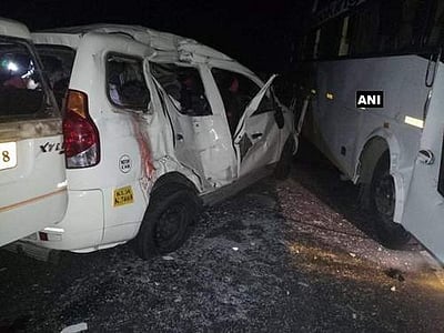 சித்தூர் அருகே பேருந்து மீது கார் மோதி விபத்து: 4 பேர் பலி