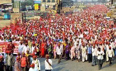 மஹாராஷ்ட்ரா சட்டப்பேரவையை முற்றுகையிடத் திரண்ட 50 ஆயிரம் விவசாயிகள்!