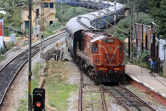 மகனை காப்பாற்றிய தாய் ரயில் மோதி உயிரிழந்த சோகம்