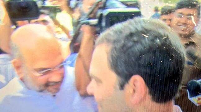 ராகுல் காந்தியும், அமித் ஷாவும் நேருக்கு நேர் பார்த்தப்போ ஒரு ‘ஹாய்’ கூட சொல்லிக்கலை! இதான் அரசியல் நாகரீகம்!