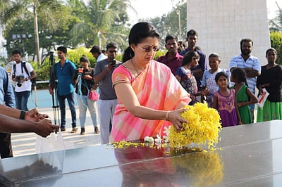 ஜெயலலிதா நினைவிடத்தில் கவுதமி அஞ்சலி