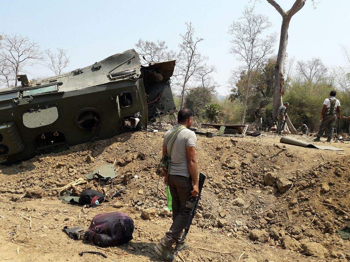 சட்டீஸ்கர்: நக்சலைட்டுகளின் கண்ணிவெடித் தாக்குதலில் 9 சிஆர்பிஎஃப் வீரர்கள் பலி