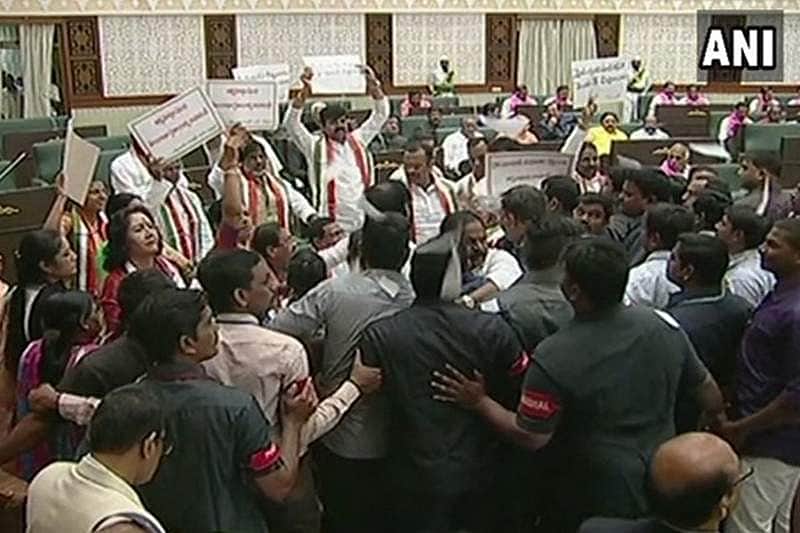 ஆளுநர் மீது ஹெட்போனை எறிந்த காங்கிரஸ் எம்.எல்.ஏக்கள் தகுதி நீக்கம்: தெலங்கானா சபாநாயகர் அதிரடி! 