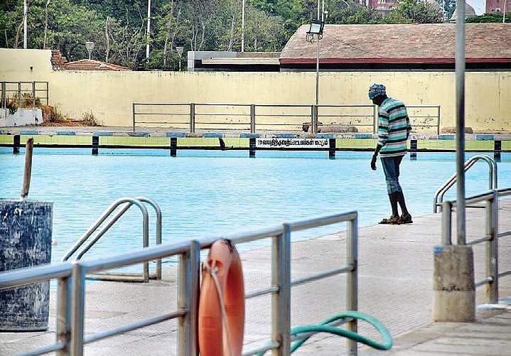 நீச்சல் குளத்தில் காத்திருந்த எமன்! குழந்தைகளை நீச்சல் பயிற்சிக்கு அழைத்துச் சென்ற தந்தை மரணம்!