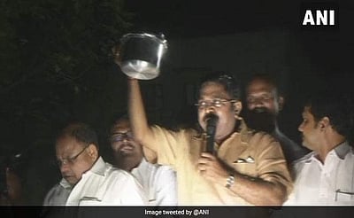 டிடிவி தரப்புக்கு குக்கர் சின்னம் ஒதுக்கீடு: முதல்வர் தரப்பில் உச்ச நீதிமன்றத்தில் மேல்முறையீடு! 