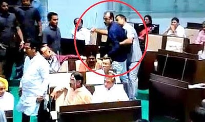 குஜராத் சட்டப்பேரவையில் பாரதிய ஜனதா மற்றும் காங்கிரஸ் எம்.எல்.ஏக்கள் கைகலப்பு! 