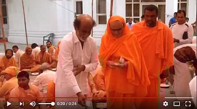 தயானந்தர் ஆசிரமத்தில் சாமியார்களுக்கு உணவு பரிமாறினார் ஆன்மிக பயணம் சென்றுள்ள ரஜினிகாந்த்!