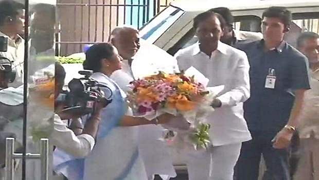 மம்தா பானர்ஜி, சந்திரசேகர ராவ் சந்திப்பு: 3-ஆது அணி அமைக்க திட்டம்