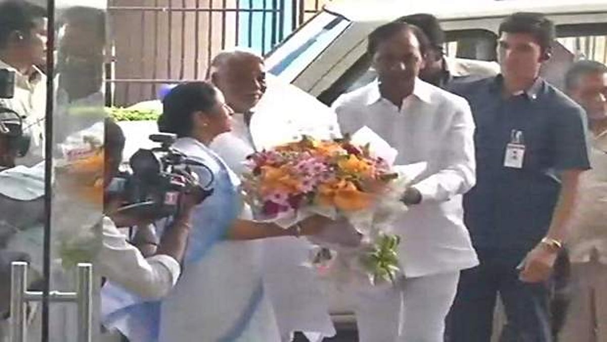 மம்தா பானர்ஜி, சந்திரசேகர ராவ் சந்திப்பு: 3-ஆது அணி அமைக்க திட்டம்