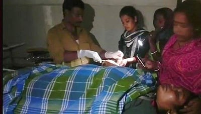 டார்ச் வெளிச்சத்தில் பெண்ணுக்கு அறுவை கிசிச்சை: பீதியடைய வைத்த பிகார் மருத்துவமனை! 