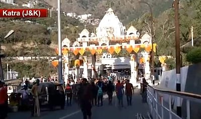 நவராத்திரி விழாவை முன்னிட்டு வைஷ்ணவி தேவி கோயிலில் திரளான பக்தர்கள் சுவாமி தரிசனம் 