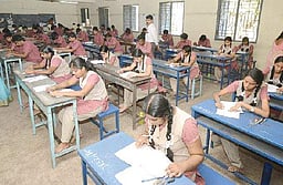 பிளஸ் 2 கணிதத்தில் அதிகளவில் மறைமுக வினாக்கள்:
பதிலளிக்கத் திணறிய மாணவா்கள்