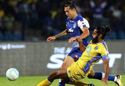 ஐஎஸ்எல்: கேரளாவைப் போட்டியிலிருந்து வெளியேற்றிய பெங்களூர் அணி!