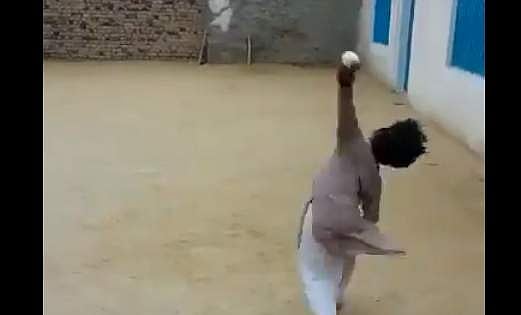 இந்தச் சிறுவன் எங்கே உள்ளான்?: வாசிம் அக்ரமை ஆச்சர்யப்படுத்திய சிறுவனின் பந்துவீச்சு! (விடியோ)