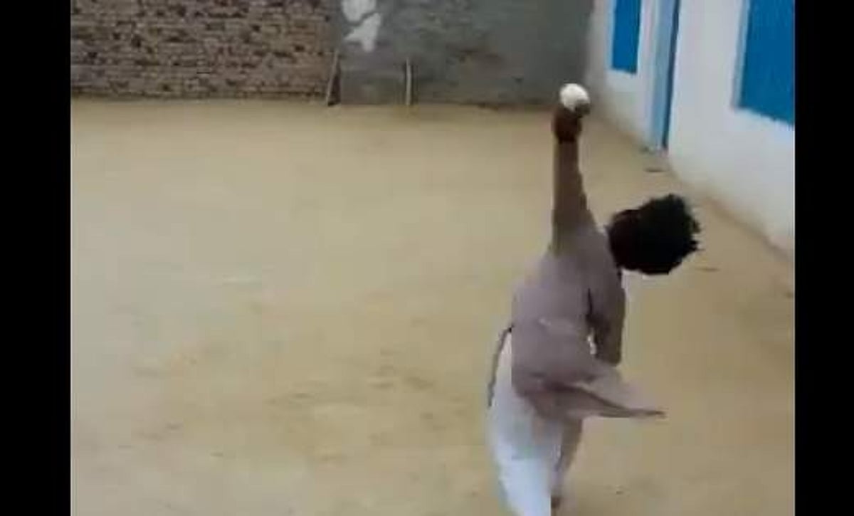 இந்தச் சிறுவன் எங்கே உள்ளான்?: வாசிம் அக்ரமை ஆச்சர்யப்படுத்திய சிறுவனின் பந்துவீச்சு! (விடியோ)