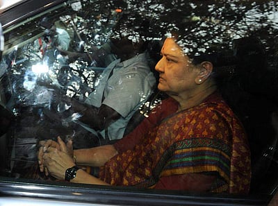 நடராஜன்  இறுதிச் சடங்கில் பங்கேற்க சிறையிலிருந்து பரோலில் வெளிவந்தார் சசிகலா! 