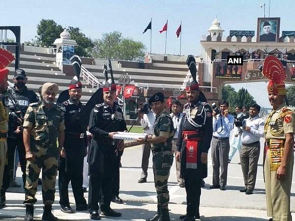 எல்லையில் இனிப்பு பரிமாறிக்கொண்ட இந்தியா-பாகிஸ்தான் ராணுவ வீரர்கள்