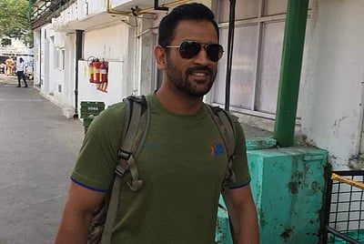 சென்னைக்கு வருகை: ஐபிஎல் போட்டிக்கான பயிற்சியைத் தொடங்கினார் தோனி! (புகைப்படங்கள் & விடியோக்கள்)