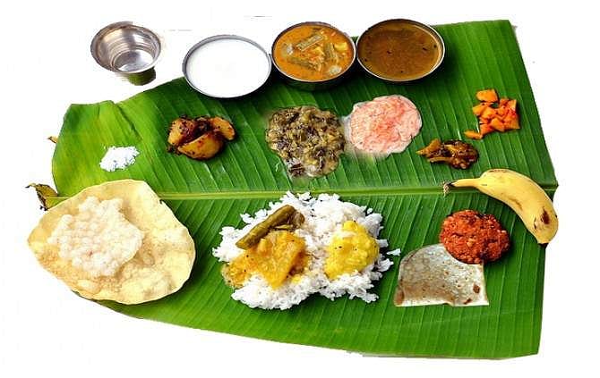 பந்தியில் வாழை இலை போட்டுச் சாப்பிடும் போது இலையைச் சுற்றி தண்ணீர் தெளிப்பது ஏன்?