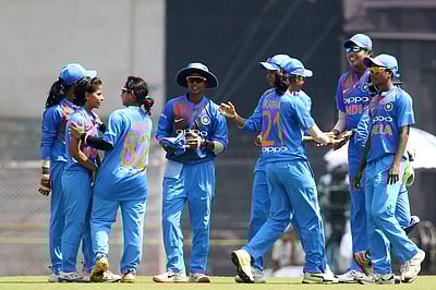 மகளிர் டி20: இந்திய அணி அற்புதமான பந்துவீச்சு! நிலைகுலைந்த இங்கிலாந்து அணி!