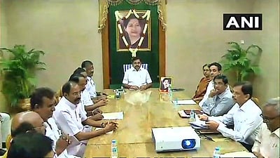 காவிரி மேலாண்மை வாரியம் தொடர்பாக முதல்வர் பழனிசாமி தலைமையில் ஆலோசனைக் கூட்டம் தொடங்கியது